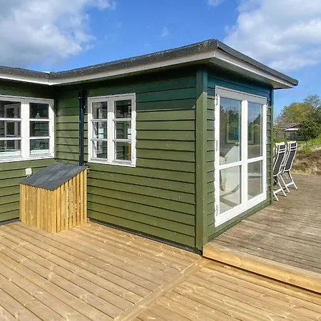Hébergement de vacances With Sea View Vi *